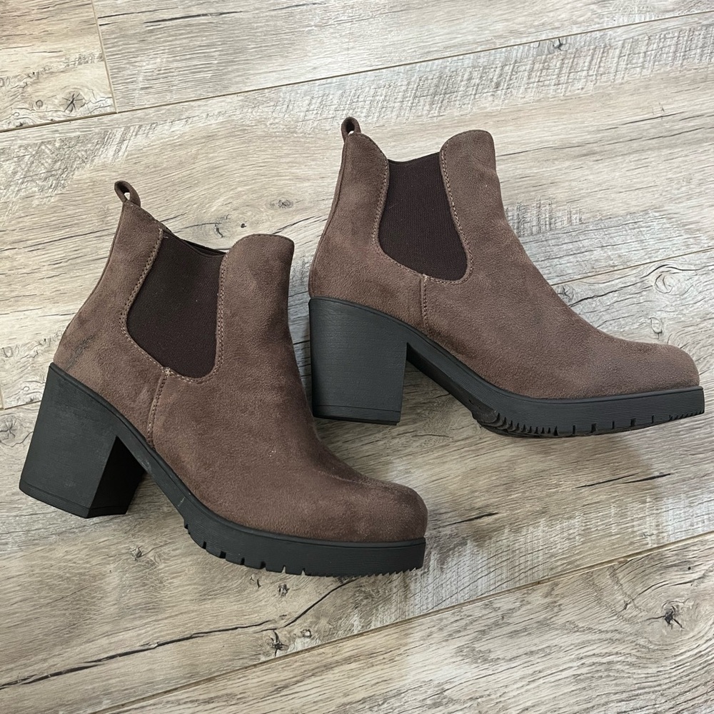 Women's Brown Suede Chelsea Block Heel Ankle Boots - Brand Unspecified
